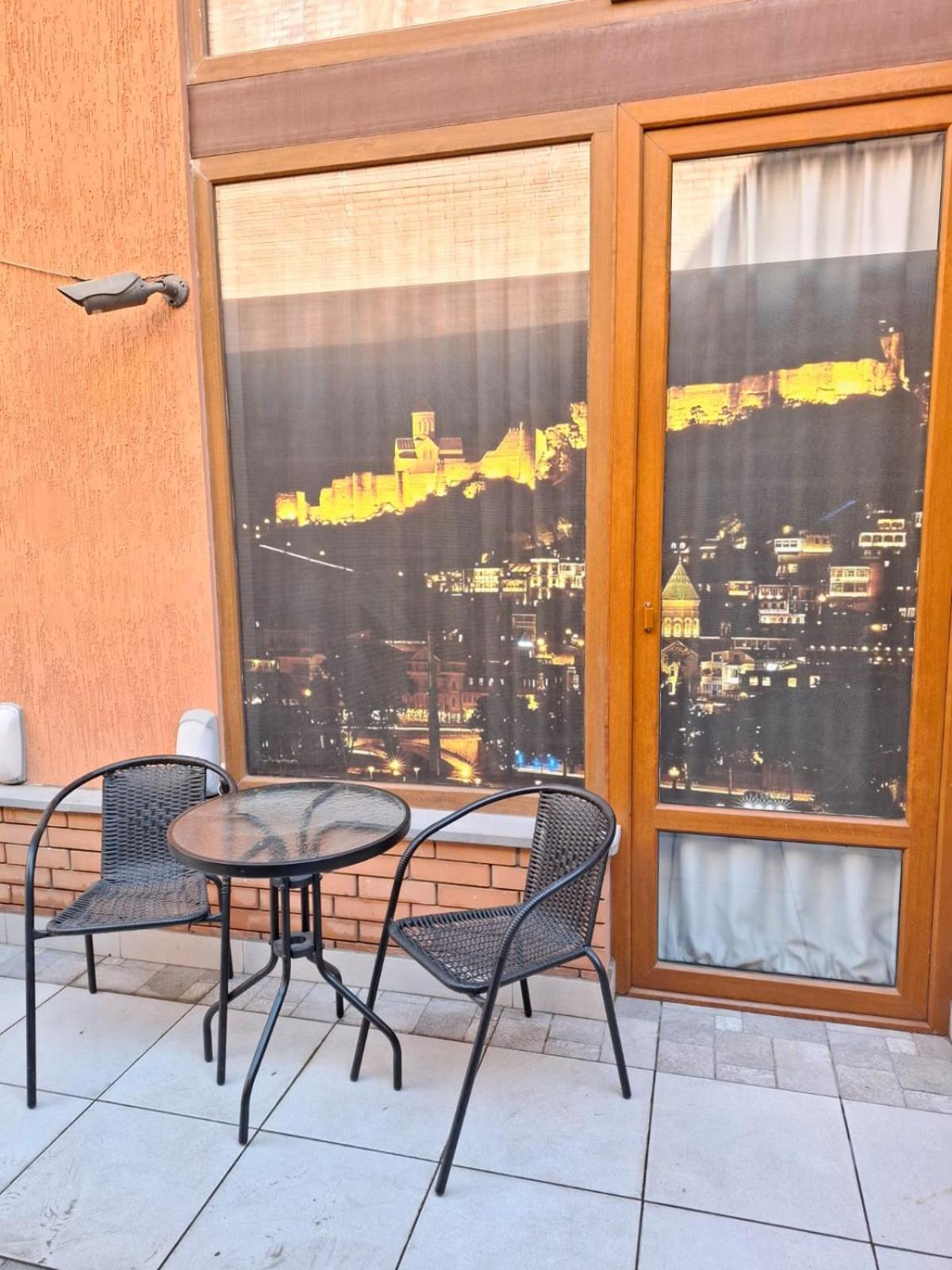 Aura Plaza Hotel Tiflis Exterior foto