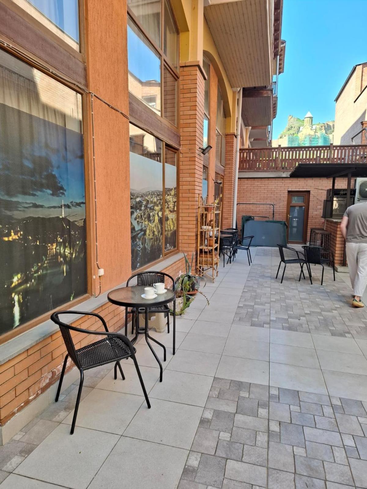 Aura Plaza Hotel Tiflis Exterior foto