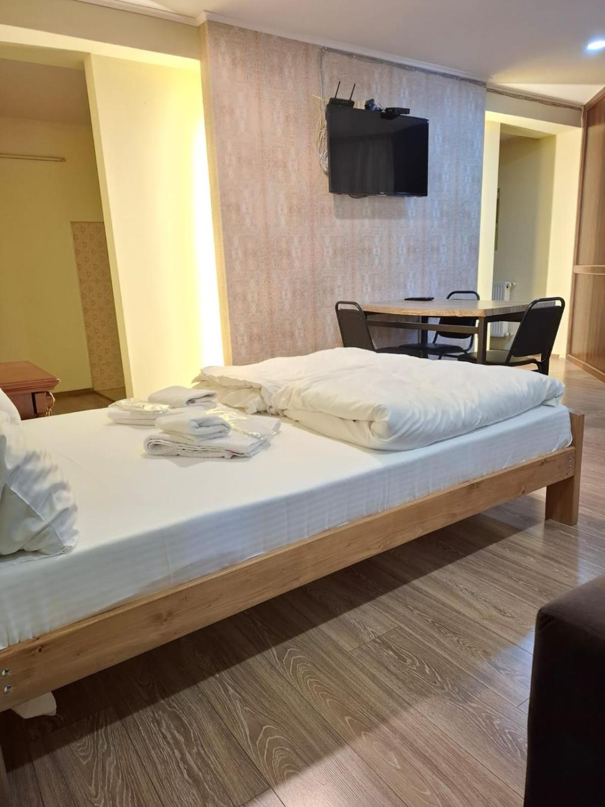 Aura Plaza Hotel Tiflis Exterior foto