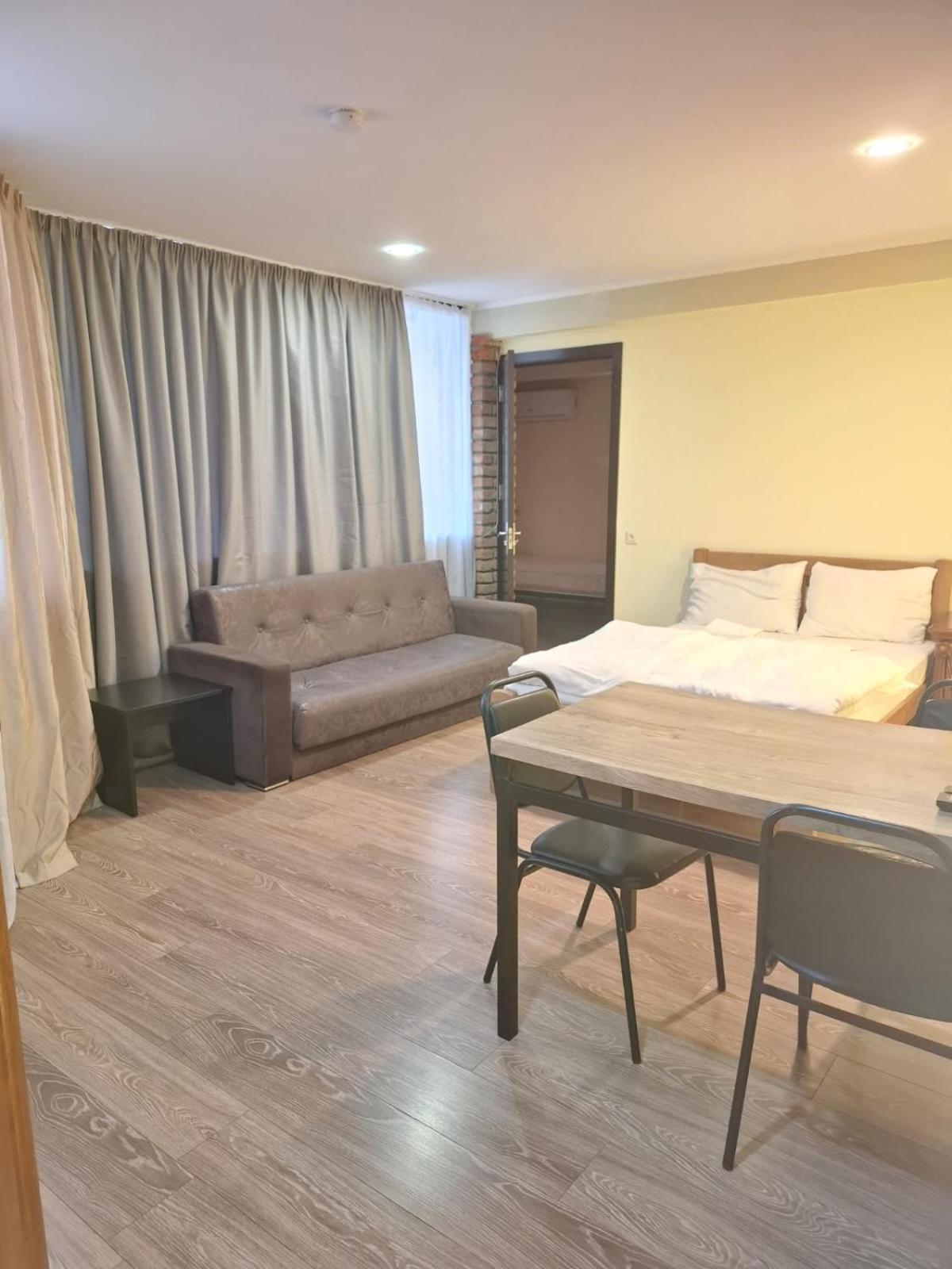 Aura Plaza Hotel Tiflis Exterior foto